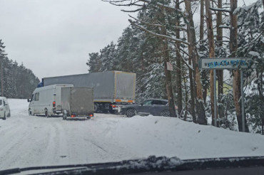 Из-за снегопада на дорогах в Колодищах заторы и ДТП. Фото