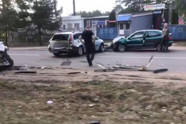 На выезде из Колодищ столкнулись три автомобиля - видео