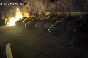Появилось видео пожара на СТО в Колодищах, где сгорели 6 электрокаров
