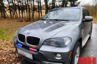 ГАИ на "гражданском" BMW X5 выявляет нарушителей в Минском районе