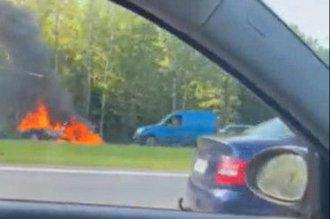 Возле съезда с трассы M-2 на Колодищи сгорел автомобиль. Видео