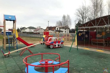 На территории второй Колодищанской школы появилась детская игровая площадка в стиле МЧС