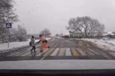 В сети появилось видео: на дороге в Старине мужчина спас ребенка. Ролик оказался постановочным