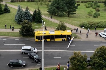 В Уручье автобус врезался в легковушку и снес столб