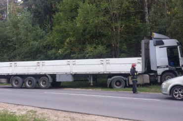 Возле Глебкович грузовик въехал в дерево, в кабине нашли мертвого водителя