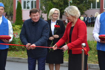 В Колодищанской школе открыли обновленную Аллею учительской славы