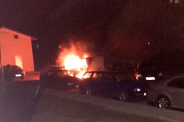 Ночью на улице Тюленина во дворе 9-этажки сгорел микроавтобус, пострадало еще две машины