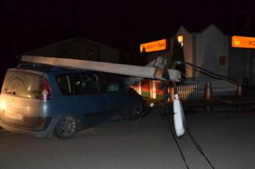 Ночью 25 мая пьяный водитель Renault сбил столб освещения возле здания сельсовета в Колодищах 