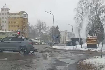 МАЗ столкнулся с легковым автомобилем на перекрестке в Колодищах: видео последствий