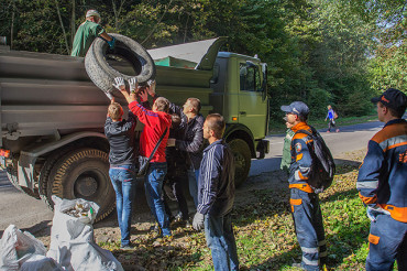 Трудовые коллективы, курсанты Военной академии и студенты столицы очищали Колодищанский лес от бытового мусора