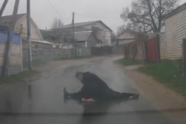 Мужчина остановил авто на дороге в Колодищах и сел на шпагат. Видео