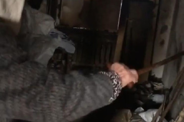 В Городище старушка с двумя сыновьями живет в сгоревшей квартире. Видео
