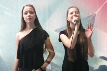 Полина и Анастасия Шкелёнок исполнили новую авторскую песню к 75-летию Победы. Видео