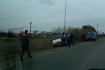 Очевидец последствий ДТП: автомобиль сбил столб освещения по улице Чкалова в Колодищах. Видео с регистратора