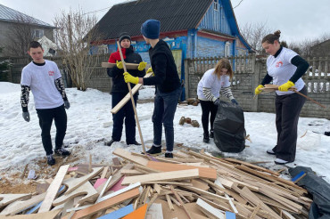 Подростки из Колодищ помогли по хозяйству жительнице блокадного Ленинграда