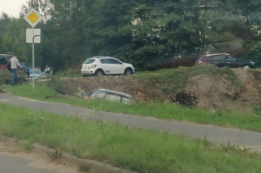 Фотофакт: в Колодищах возле ЖД переезда автомобиль слетел в кювет