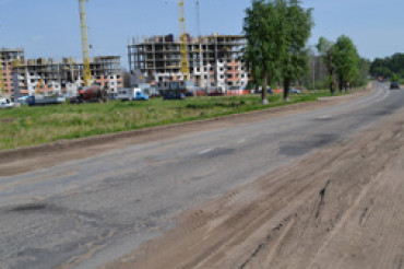 Ремонт основной дороги в поселке Колодищи будет не ранее чем построят "дома на болоте"