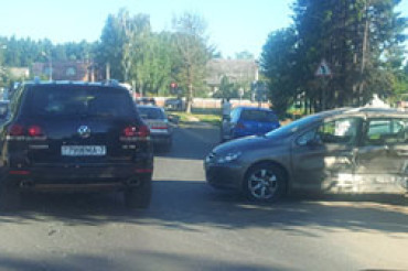 На прошлой неделе в Колодищах произошло ДТП: Audi въехал в бок Peugeot