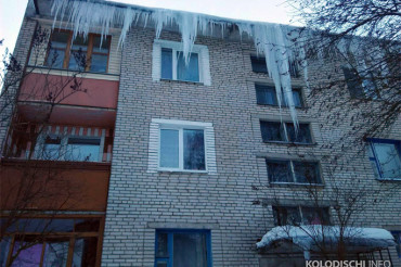 ЖЭУ по указанию МЧС сбили наледи с крыш квартирных домов на улице Чкалова