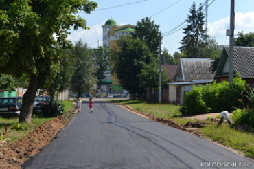 По улице Громовой в Колодищах укладывают асфальт
