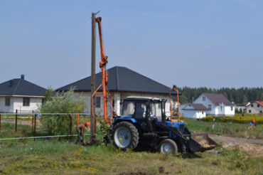 В Глебковичах Колодищанского сельсовета начались работы по электроснабжению индивидуальной жилой застройки