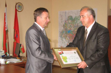Шапиро С.Б. отметил грамотой председателя Колодищанского с/c за вклад в развитие региона