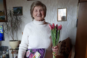 В Колодищах руководители предприятия подарили женщинам-ветеранам по 300 рублей к 8 марта
