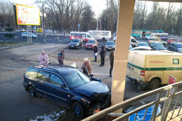 В Минске водитель легковушки врезался в машину инкассаторов и здание банка 