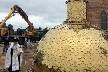 На строящийся храм в Колодищах установили купола. Видео