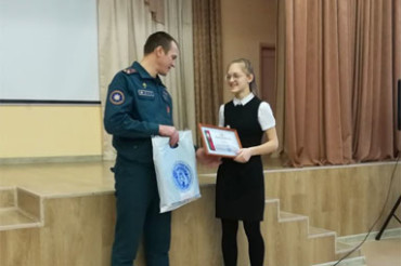 Школьницу из Колодищ наградили за помощь пострадавшей девушке