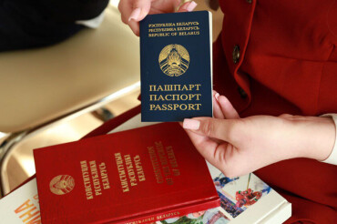 Учащаяся Колодищанской школы получила паспорт из рук главы Минской области