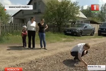 Дополнено: «Беларусь 1» снял сюжет о дороге в Колодищах которую посыпали щебнем с гвоздями и стеклом