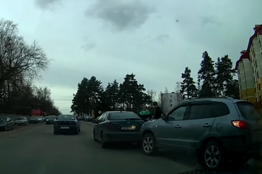 Видео: водитель объезжал затор по обочине возле Военного городка и попал в ДТП