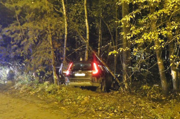 Возле Липовой Колоды подросток за рулем авто врезался в дерево. Погиб 18-летний пассажир