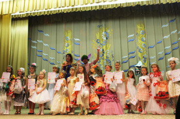 В районном конкурсе «Мисс Дюймовочка – 2016» приняли участие маленькие артисты Колодищанского ДК и КСЦ
