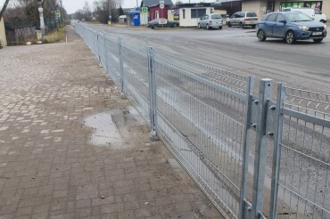 По ул. Чкалова возле торгового ряда установили ограждение