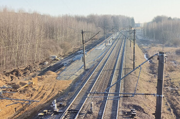 На строящемся ЖД пути в аэропорт уже укладывают рельсы