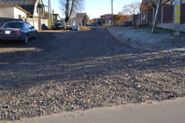 Еще три улицы в поселке Колодищи отсыпали щебнем