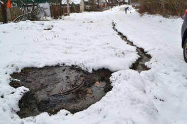 По улице Партизанской уже несколько месяцев течет  канализация из «ничейной» трубы