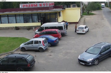 Видео ДТП возле магазина "Родны Кут" в Колодищах: водитель Peugeot въехал задом в бок легкового автомобиля
