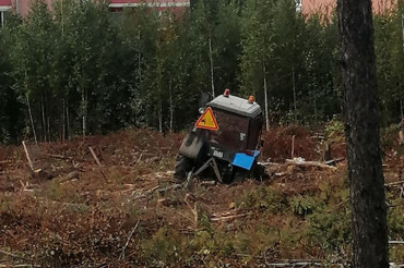 Трактор увяз в болоте на месте строительства моста в Колодищах. Фото
