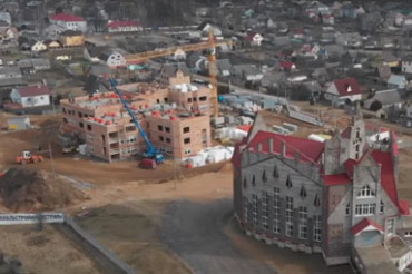 Баптистский храм и строящийся детский сад в Колодищах сняли на видео с высоты