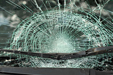 Неустановленный камнями повредил два автомобиля: задержан по подозрению 59-летний местный житель