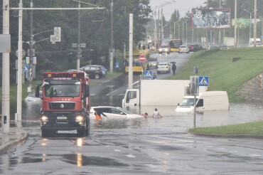 Подписчики публикуют видео и фото с затопленных дорог в Уручье
