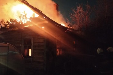 В Городище ночью горел частный дом, жильцы спаслись благодаря извещателю