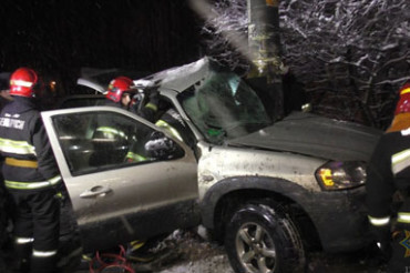 На выезде из Колодищ водитель "Mazda" врезался в столб. Потребовалась помощь спасателей
