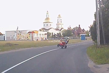 Небезопасное движение квадроцикла с детьми на дороге в Колодищах попало на видео