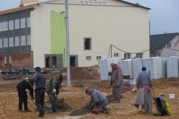 Руководство Минрайисполкома приняло участие в субботнике на стройке школы в Колодищах