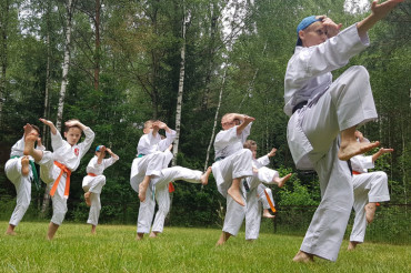 Школа каратэ, закалки характера и лесного быта колодищанского детского клуба "Барс"