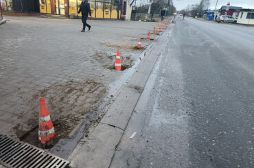 Вдоль дороги у торгового ряда в Колодищах установят ограждение